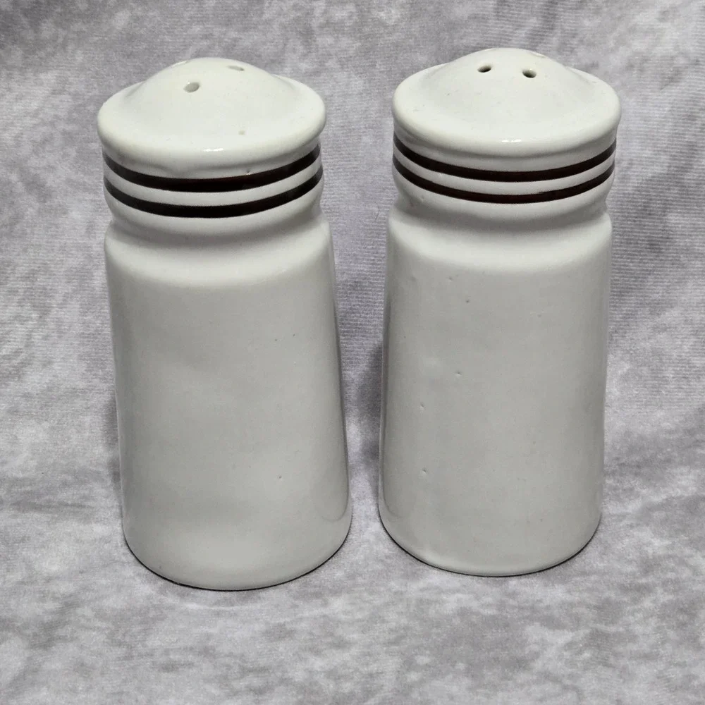 Vtg. Daekor Nancy Lynn Salt & Pepper Shakers Anthropomorphic Apple Pear  5.5